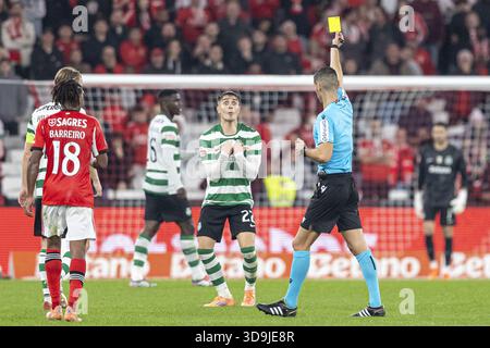 Lissabon, Portugal. Dezember 2025. Ivan Fresneda 22 von Sporting CP reagiert nach gelber Karte während des Liga Portugal Spiels zwischen SL Benfica gegen Sporting CP im Estadio do SL Benfica am 5. Dezember 2025 (Foto: Joao Bravo/Sports Press Photo) Credit: SPP Sport Press Photo. /Alamy Live News Stockfoto
