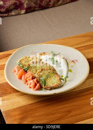 Köstliche Brunch-Präsentation, hausgemachtes Gericht mit Gemüse- und Fischzutaten, elegant präsentiert Stockfoto