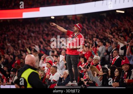 Lissabon, Portugal. Dezember 2025. LISSABON, PORTUGAL - 05. DEZEMBER: Fans von SL Benfica beim Spiel der Primeira Liga Portugal zwischen SL Benfica und Sporting Clube Portugal am 5. Dezember 2025 in Lissabon. (Foto von Joao Gregorio/Photo Players Images/Magara Press) Credit: Magara Press SL/Alamy Live News Stockfoto