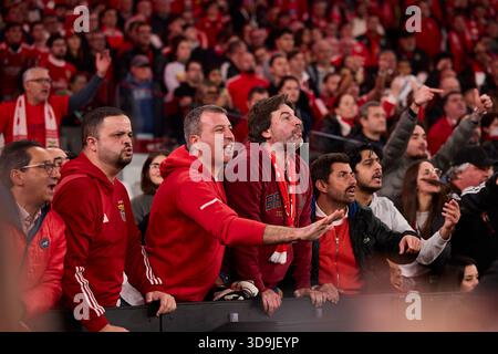 Lissabon, Portugal. Dezember 2025. LISSABON, PORTUGAL - 05. DEZEMBER: Fans von Benfica reagieren beim Spiel der Primeira Liga Portugal zwischen SL Benfica und Sporting Clube Portugal am 5. Dezember 2025 im Estadio da Luz in Lissabon. (Foto von Joao Gregorio/Photo Players Images/Magara Press) Credit: Magara Press SL/Alamy Live News Stockfoto