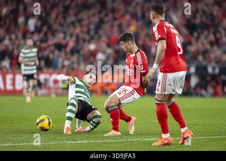 Lissabon, Portugal. Dezember 2025. Ivan Fresneda 22 von Sporting CP und Samuel Dahl 26 von SL Benfica kämpften um Besitz während des Liga Portugal Spiels zwischen SL Benfica und Sporting CP am 5. Dezember 2025 im Estadio do SL Benfica (Foto: Joao Bravo/Sports Press Photo) Credit: SPP Sport Press Photo. /Alamy Live News Stockfoto