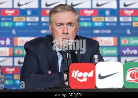 Washington, Vereinigte Staaten . Dezember 2025. Carlo Ancelotti, Trainer der brasilianischen Fußballnationalmannschaft, spricht mit Journalisten im Ritz Hotel in Washington, DC, der Hauptstadt der Vereinigten Staaten. Quelle: Brazil Photo Press/Alamy Live News Stockfoto