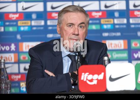 Washington, Vereinigte Staaten . Dezember 2025. Carlo Ancelotti, Trainer der brasilianischen Fußballnationalmannschaft, spricht mit Journalisten im Ritz Hotel in Washington, DC, der Hauptstadt der Vereinigten Staaten. Quelle: Brazil Photo Press/Alamy Live News Stockfoto