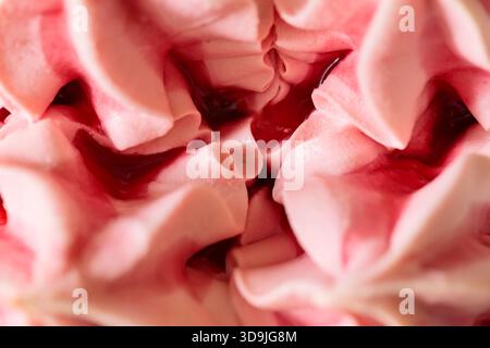 Melting Pink Soft Serve Ice Cream, Sommerdessert Mit Fließender Textur Stockfoto