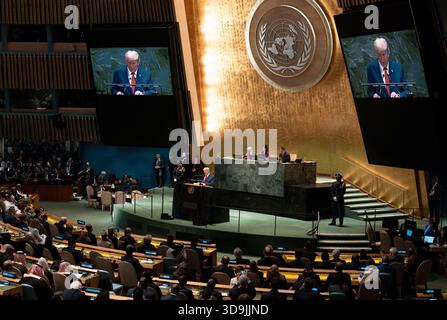 Präsident Donald Trump hält auf der 80. Sitzung der Generalversammlung der Vereinten Nationen am Dienstag, den 23. September 2025, im Hauptquartier der Vereinten Nationen in New York City eine Rede. Stockfoto