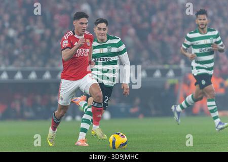 Dezember 2025. Lissabon, Portugal. Benfica Mittelfeldspieler aus der Ukraine GEORGIY SUDAKOV (10) und Sportverteidiger aus Spanien IVAN FRESNEDA (22) in Aktion während des Spiels am 13. Spieltag der Liga Portugal Betclic, SL Benfica vs Sporting CP Credit: Alexandre de Sousa/Alamy Live News Stockfoto