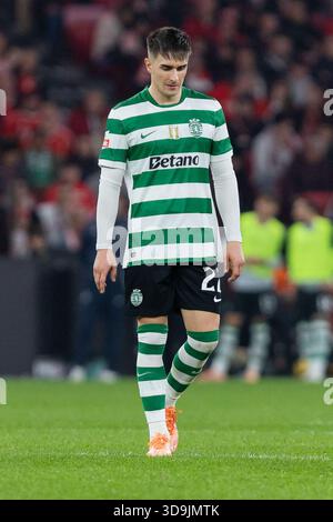 Dezember 2025. Lissabon, Portugal. Der spanische Sportverteidiger IVAN FRESNEDA (22) in Aktion während des Spieltages 13 der Liga Portugal Betclic, SL Benfica vs Sporting CP Credit: Alexandre de Sousa/Alamy Live News Stockfoto