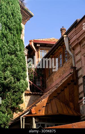 Der Schiefe Uhrenturm ist eines der interessantesten Wahrzeichen des Tbilissschen Marionettentheaters im Zentrum von Tiflis, Georgien, 2025. Stockfoto