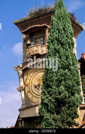 Der Schiefe Uhrenturm ist eines der interessantesten Wahrzeichen des Tbilissschen Marionettentheaters im Zentrum von Tiflis, Georgien, 2025. Stockfoto