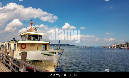 Kreuzfahrtschiff auf dem Chiemsee, Bayern, Deutschland, einem großen See in Süddeutschland. Stockfoto