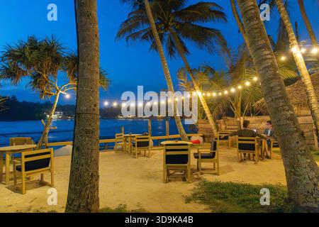Beachfront Bar in der Abenddämmerung in Hiriketiya, Sri Lanka Stockfoto