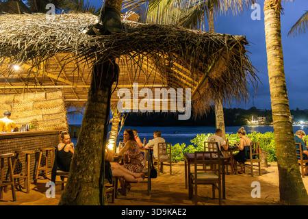 Beachfront Bar in der Abenddämmerung in Hiriketiya, Sri Lanka Stockfoto