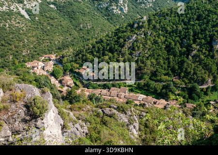 Erhöhter Blick auf das Dorf Saint-Guilhem-le-Désert vom Château du Géant, Hérault, Okzitanien, Frankreich Stockfoto