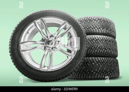 Satz mit vier Winterreifen mit Nieten und Alu-Felgen für den Reifenwechsel. Geeignet für Fahrten bei kaltem Wetter und zur Verbesserung Stockfoto
