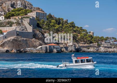 Bootsegeln neben der Insel Hydra in Griechenland Stockfoto