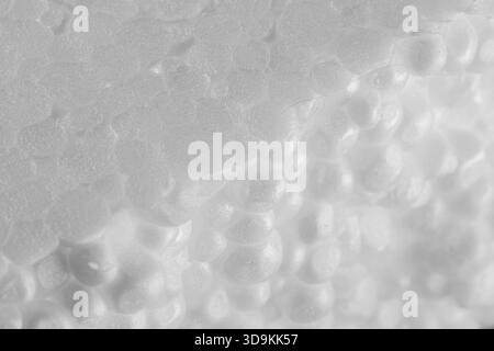 Makroaufnahme eines Stücks Polystyrolschaum. Extremnahmebildung des Querschnitts eines Polystyrolteils. Nahaufnahme eines Styroporstücks. Stockfoto