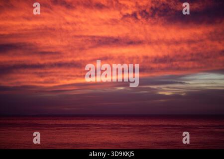 Faszinierender Roter Sonnenuntergang Über Ruhigen Gewässern Des Ozeans Stockfoto