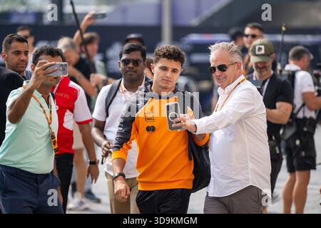 Lando Norris (McLaren Formel-1-Team, Großbritannien, #04) umgeben von Fans [Fans] / TV-Kameras, VAE, Formel-1-Weltmeisterschaft, Abu Dhabi Grand Prix, Yas Marina Circuit, Ankunft der Fahrer, 06.12.2025 Foto: Eibner Press Photo/Michael Me Stockfoto