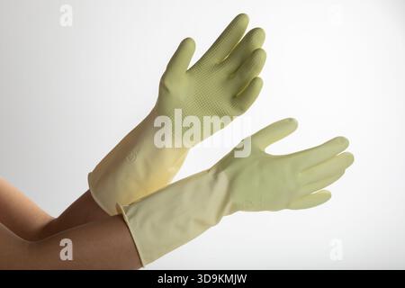 Ein Paar Handschuhe an den Händen einer Frau. Isoliertes Bild einer Frauenhand mit pastellfarbenen Handschuhen. Stockfoto