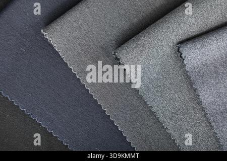 Ein Haufen Tuch in neutralen Farben übereinander. Stockfoto