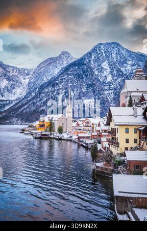 Hallstatt, Österreich. Ruhige Dämmerung über schneebedecktem Bergdorf und beschaulichem Hallstatterseet. Stockfoto