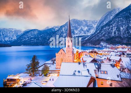 Hallstatt, Österreich. Winter schneebedecktes Dorf bei Sonnenuntergang, Hallstattersee Küste. Stockfoto