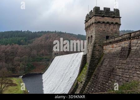 Derwent Dam im Upper Derwent Valley im Peak District Nationalpark in Derbyshire, England Stockfoto