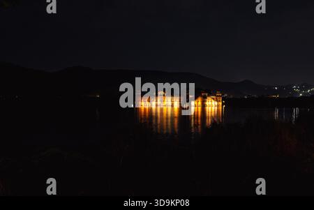 Jaipur, Indien - 09.20.2025: JAL Mahal, Wasserpalast bei Nacht Stockfoto