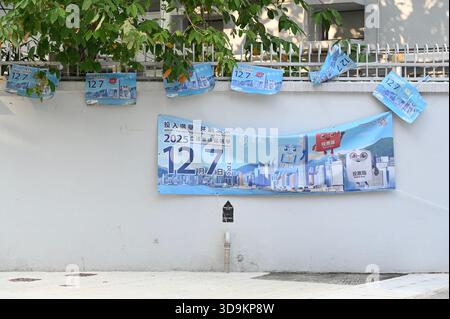 Hongkong, Hongkong. Dezember 2025. Die Anzeige der Parlamentswahlen des Legislativrates 2025 auf dem Gebäude in Sheung Wan am 6. Dezember 2025 in Hongkong. (Foto: Stringer/Nexpher Images/SIPA USA) Credit: SIPA USA/Alamy Live News Stockfoto