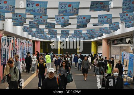 Hongkong, Hongkong. Dezember 2025. Die Anzeige der Parlamentswahlen des Legislative Council 2025 aus dem Einkaufszentrum Sha Tin am 6. Dezember 2025 in Hongkong. (Foto: Stringer/Nexpher Images/SIPA USA) Credit: SIPA USA/Alamy Live News Stockfoto