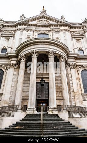 Kolonnade und Seitenansicht der St. Paul's Cathedral, wo sich der Eingang für Besucher befindet, von Canon Aly, London, Großbritannien. Stockfoto