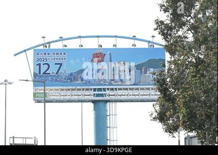 Hongkong, Hongkong. Dezember 2025. Die Werbung für die Wahlen des Legislative Council 2025 auf der Straße in Sai Ying Pun am 6. Dezember 2025 in Hongkong. (Foto: Stringer/Nexpher Images/SIPA USA) Credit: SIPA USA/Alamy Live News Stockfoto