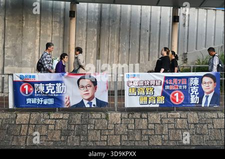 Hongkong, Hongkong. Dezember 2025. Die Werbung der Demokratischen Allianz für die Verbesserung und den Fortschritt Hongkongs wird am 6. Dezember 2025 auf dem Tai Po Market in Hongkong gezeigt. Die Parlamentswahlen des Legislativrates 2025 werden am 7. Dezember 2025 stattfinden. (Foto: Stringer/Nexpher Images/SIPA USA) Credit: SIPA USA/Alamy Live News Stockfoto