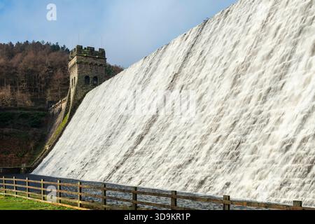Derwent Dam im Upper Derwent Valley im Peak District Nationalpark in Derbyshire, England Stockfoto