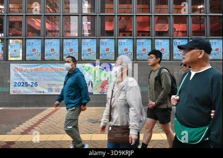Hongkong, Hongkong. Dezember 2025. Die Werbung für die Parlamentswahlen des Legislative Council 2025 wurde am 6. Dezember 2025 in Hongkong auf dem Tai Po Market gezeigt. (Foto: Stringer/Nexpher Images/SIPA USA) Credit: SIPA USA/Alamy Live News Stockfoto