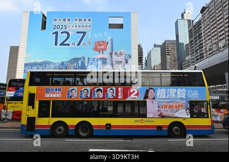 Hongkong, Hongkong. Dezember 2025. Die Anzeige der Parlamentswahlen des Legislativrates 2025 auf dem Gebäude und im Bus zeigt die Anzeige der Demokratischen Allianz für die Verbesserung und den Fortschritt von Hongkong in Sheung Wan am 6. Dezember 2025 in Hongkong. (Foto: Stringer/Nexpher Images/SIPA USA) Credit: SIPA USA/Alamy Live News Stockfoto