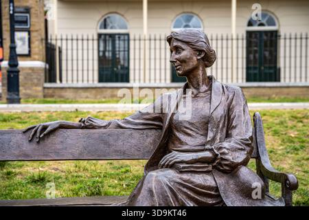 Lebensgroße Bronzestatue der Schriftstellerin Virginia Woolf auf einer Bank an der Themse in Richmond upon Thames, wo sie lebte und Hogarth Press gründete. Stockfoto