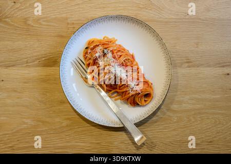 Spaghetti Pomodoro italienische Pasta mit Tomatensauce und Parmesankäse Stockfoto