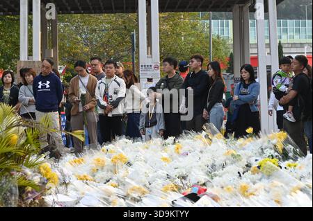 Hongkong, Hongkong. Dezember 2025. Trauer an einer provisorischen Gedenkstätte in der Nähe des Wohnkomplexes Wang Fuk Court in Tai Po nach einem tödlichen Brand am 6. Dezember 2025 in Hongkong. (Foto: Kobe Li/Nexpher Images/SIPA USA) Credit: SIPA USA/Alamy Live News Stockfoto