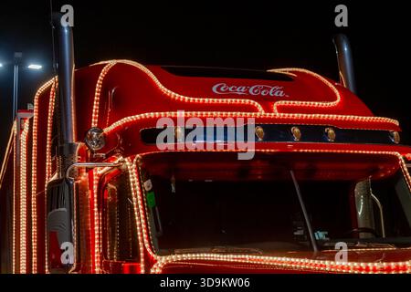 Die rote Kabine eines Coca-Cola-Trucks ist mit Beleuchtung auf dem Winter City Holiday Event, Österreich, Wien, 12. Dezember 2024 dekoriert. Stockfoto