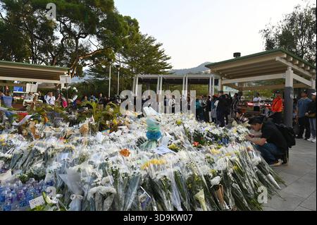 Hongkong, Hongkong. Dezember 2025. Trauer an einer provisorischen Gedenkstätte in der Nähe des Wohnkomplexes Wang Fuk Court in Tai Po nach einem tödlichen Brand am 6. Dezember 2025 in Hongkong. (Foto: Kobe Li/Nexpher Images/SIPA USA) Credit: SIPA USA/Alamy Live News Stockfoto