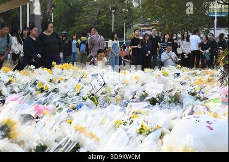 Hongkong, Hongkong. Dezember 2025. Trauer an einer provisorischen Gedenkstätte in der Nähe des Wohnkomplexes Wang Fuk Court in Tai Po nach einem tödlichen Brand am 6. Dezember 2025 in Hongkong. (Foto: Kobe Li/Nexpher Images/SIPA USA) Credit: SIPA USA/Alamy Live News Stockfoto