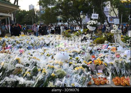 Hongkong, Hongkong. Dezember 2025. Trauer an einer provisorischen Gedenkstätte in der Nähe des Wohnkomplexes Wang Fuk Court in Tai Po nach einem tödlichen Brand am 6. Dezember 2025 in Hongkong. (Foto: Kobe Li/Nexpher Images/SIPA USA) Credit: SIPA USA/Alamy Live News Stockfoto