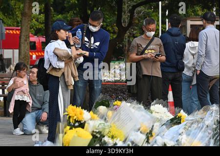 Hongkong, Hongkong. Dezember 2025. Trauer an einer provisorischen Gedenkstätte in der Nähe des Wohnkomplexes Wang Fuk Court in Tai Po nach einem tödlichen Brand am 6. Dezember 2025 in Hongkong. (Foto: Kobe Li/Nexpher Images/SIPA USA) Credit: SIPA USA/Alamy Live News Stockfoto