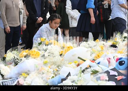 Hongkong, Hongkong. Dezember 2025. Trauer an einer provisorischen Gedenkstätte in der Nähe des Wohnkomplexes Wang Fuk Court in Tai Po nach einem tödlichen Brand am 6. Dezember 2025 in Hongkong. (Foto: Kobe Li/Nexpher Images/SIPA USA) Credit: SIPA USA/Alamy Live News Stockfoto