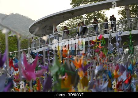Hongkong, Hongkong. Dezember 2025. Trauer an einer provisorischen Gedenkstätte in der Nähe des Wohnkomplexes Wang Fuk Court in Tai Po nach einem tödlichen Brand am 6. Dezember 2025 in Hongkong. (Foto: Kobe Li/Nexpher Images/SIPA USA) Credit: SIPA USA/Alamy Live News Stockfoto
