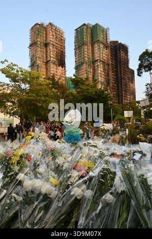 Hongkong, Hongkong. Dezember 2025. Trauer an einer provisorischen Gedenkstätte in der Nähe des Wohnkomplexes Wang Fuk Court in Tai Po nach einem tödlichen Brand am 6. Dezember 2025 in Hongkong. (Foto: Kobe Li/Nexpher Images/SIPA USA) Credit: SIPA USA/Alamy Live News Stockfoto