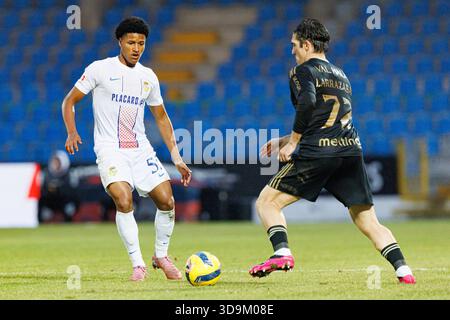 Francisco Chissumba und Gaizka Larrazabal wurden während des Spiels zwischen den Teams Casa Pia und FC Alverca im Estadio Municipal Rio Maior (MACI) gesehen Stockfoto