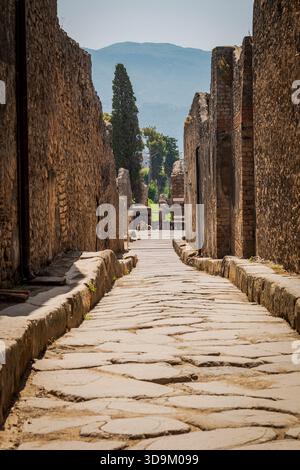 Italien, Kampanien, Pompeji archäologische Stätte. Gepflasterte römische Straßen. Stockfoto