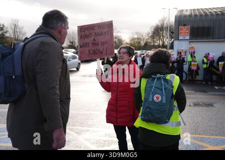 Ein Aufstand gegen Rassismus-Demonstranten, der während einer Demonstration gegen Rassismus in Huntingdon mit einem Mann spricht. Bilddatum: Samstag, 6. Dezember 2025. Stockfoto